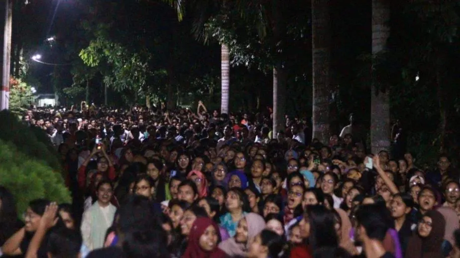 চুয়েটের উপাচার্য পরিবর্তনের প্রতিবাদে শিক্ষার্থীদের বিক্ষোভ, ভবনে তালা