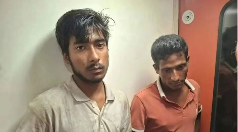 চলন্ত ট্রেন থেকে রাবি শিক্ষার্থীদের ওপর পাথর নিক্ষেপ, আটক ৩