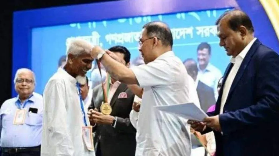 এক টাকার শিক্ষক লুৎফুর রহমান পেলেন রাষ্ট্রীয় সম্মাননা
