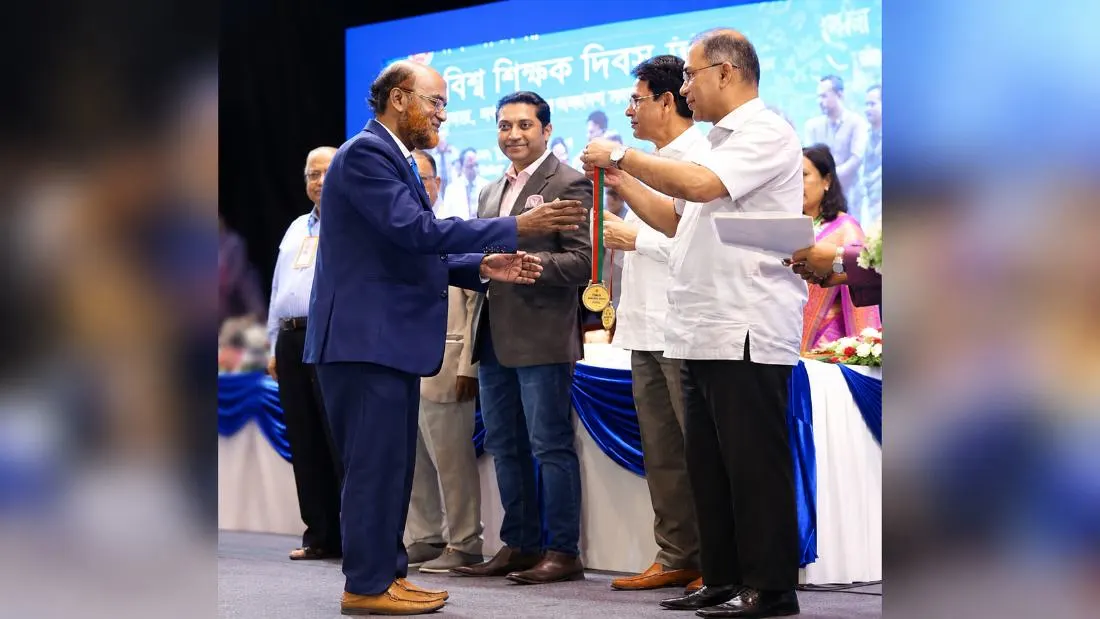 বিশ্ব শিক্ষক দিবসে সম্মাননা পেলেন নোবিপ্রবির অধ্যাপক ড. মোহাম্মদ বেলাল হোসাইন।